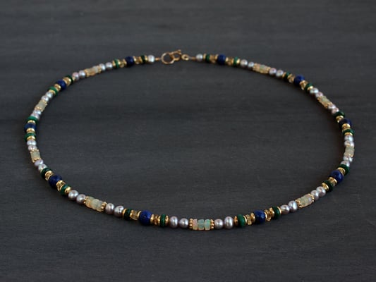 Unikat-Kette Lapislazuli, Opal und grauen Perlen