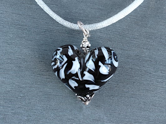 Herz-Anhänger in Schwarz-Weiss