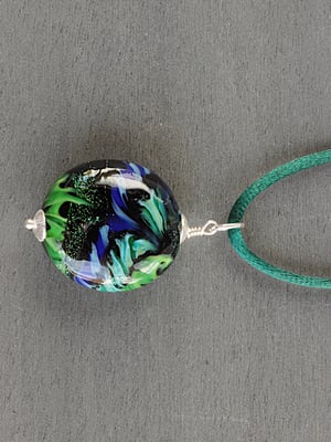 Anhänger in grün, Blau und Schwarz