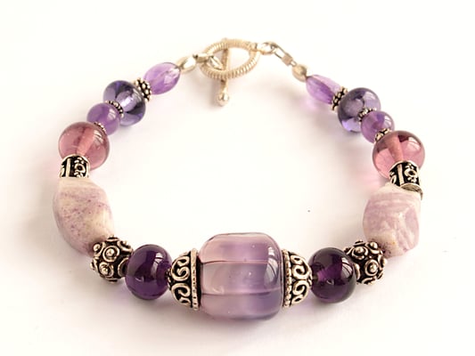 Armband in Violett, mit Amethyst