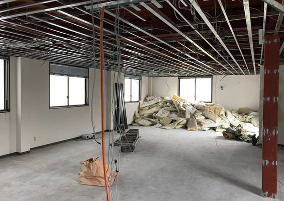 床壁天井各部の既存仕上を撤去