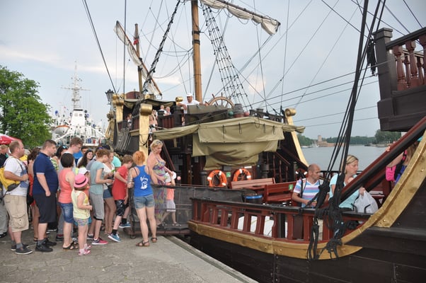 Polen: Danzig: Nach der Stadt Führung Essen in der Piroggerie und Bootsfahrt und danach ins Edelrestaurant Goldwasser