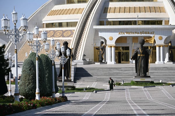 Turkmenistan, Ashgabad, Unabhängigkeitsdenkmal