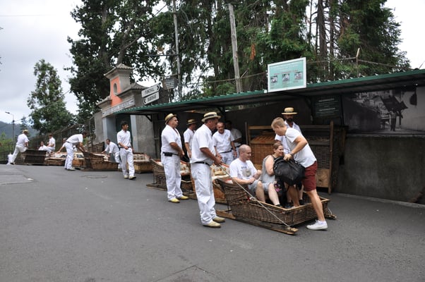 Madeira,  Igreja Matriz de Nossa Sennora do Monte , Korbschlittenfahrt