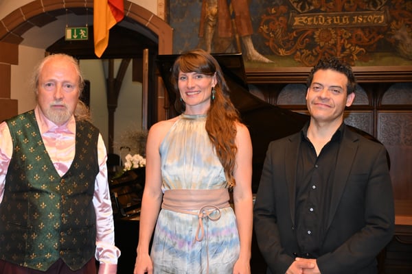 KuBe Liederabend mit Werken von Mahler, Berlioz, Debussy am 13. Juni 2025 im Rathausfestsaal Saarbrücken. Michael Britz (Veranstalter), Isabel Meiser (Mezzosopran) und Gonzalo Paredes (Klavier).