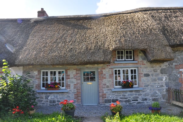 Irland, Adare mit strohgedeckten Häusern