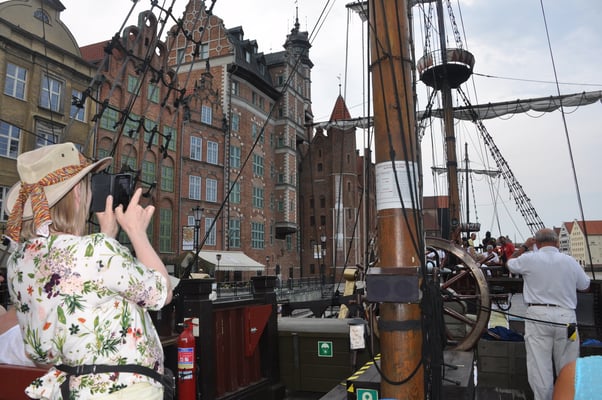 Polen: Danzig: Nach der Stadt Führung Essen in der Piroggerie und Bootsfahrt und danach ins Edelrestaurant Goldwasser