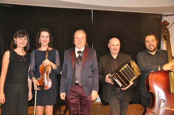 KuBe Konzert "Destino Tango" am 12. Januar 2018 im Leidinger, Saarbrücken mit Keiko Hattori (Klavier),  Christina Tsiakiris​ (Violine), Michael Britz​ (Veranstalter), Daniel Gruselle (Bandoneon) und Pato Banda (Kontrabass)