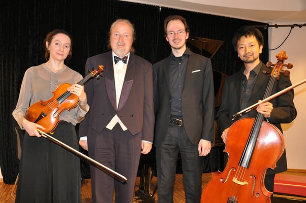KuBe Konzert mit Talistrio, Elisa Gummer (Viola), Michael Britz (Veranstalter), Wenzel Gummer (Klavier) und Takuro Okada (Cello). Am 28. April 2018 im Leidinger, Saarbrücken 