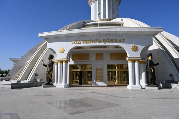 Turkmenistan, Ashgabad, Unabhängigkeitsdenkmal