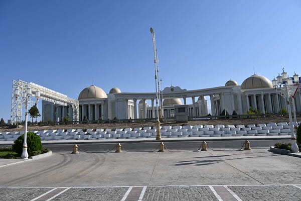 Turkmenistan, Ashgabad, Unabhängigkeitsdenkmal