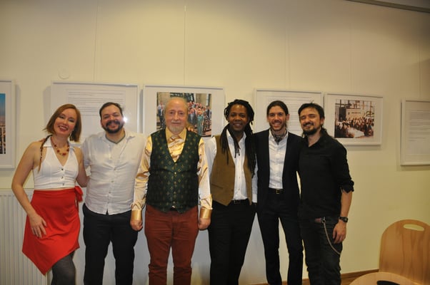 KuBe Konzert DOS MAS DOS, Breite63 mit Natalia Gonzalez Tobon (Flöte/Gesang), Juan Camilo Velasquez Bueno (Violine), Michael Britz (Veranstalter), Marcos Gonzales Jimenez (Percussion), Javier Gonzalez ( Gesang), Juan Pablo Gonzalez Tobon (Gitarre)