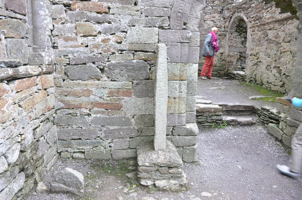Irland, Halbinsel Dingle, Kirche von Kilmalkedar mit keltischen Oghamschriftstelen