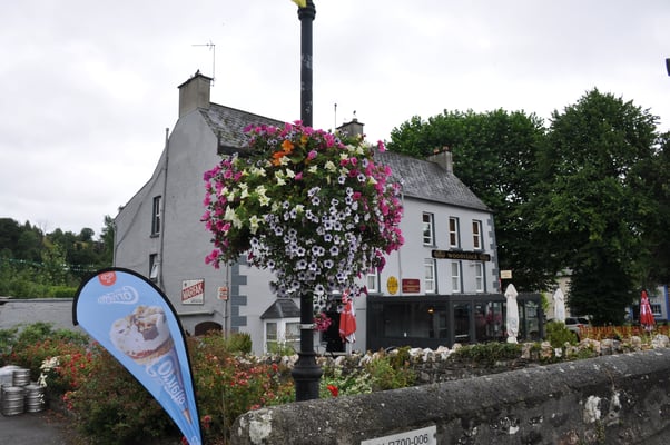 Irland, Inistioge, Brücke und Stadt