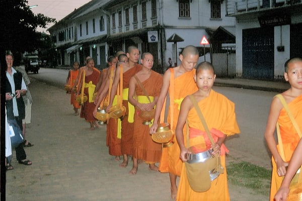 Laos, Luang Prabang, frühmorgens Prozession der Mönche 