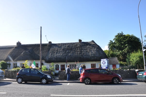 Irland, Adare mit strohgedeckten Häusern