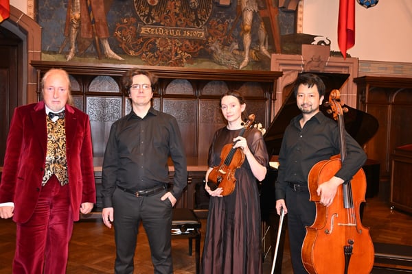 KuBe Konzert Talistrio am 24.10. 2025 im Rathausfestsaal Saarbrücken, Michael Britz (Veranstalter), Konstantin Lukinov (Klavier), Elisa Gummer (Violine), Takuro Okada (Violoncello)