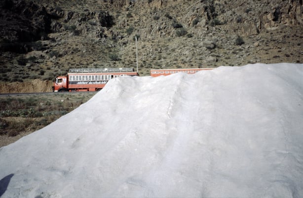 Iran, Maharlu-See bei den Salzgewinnungsanlagen