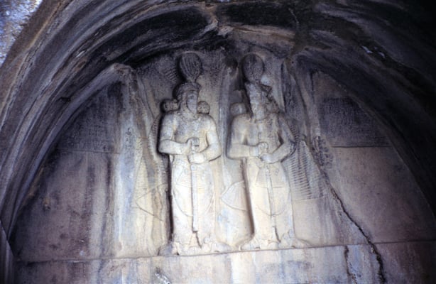 Iran, Taq-e-Bostan, "Bögen des Gartens", Felsgrotten mit Reliefs sassanidischer Herrscher