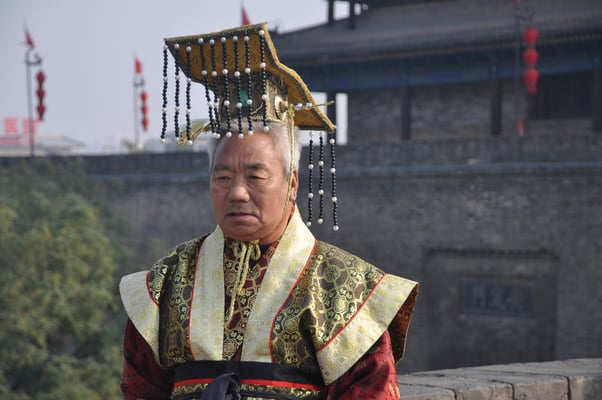 China, Xi'an, Stadtmauer, Tracht eines chinesischen Kaisers der Han Dynastie