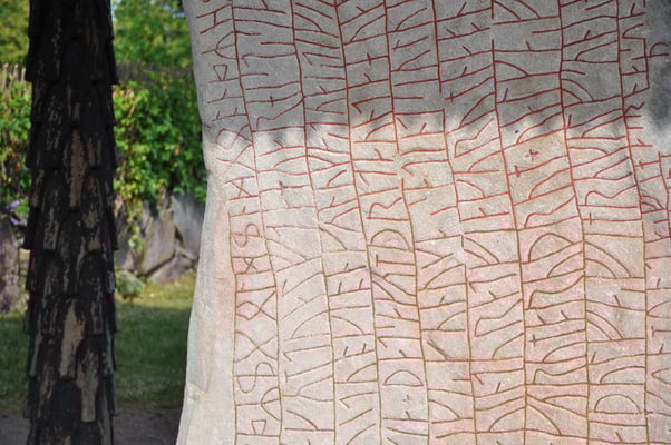 Schweden, Rök, Runenstein mit 800 Zeichen