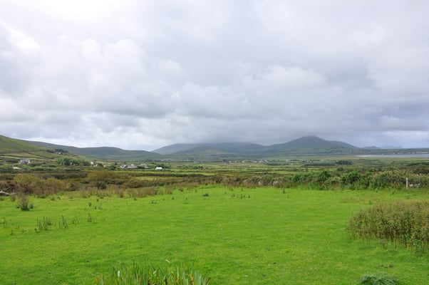 Irland, Halbinsel Dingle, Kirche von Kilmalkedar mit keltischen Oghamschriftstelen