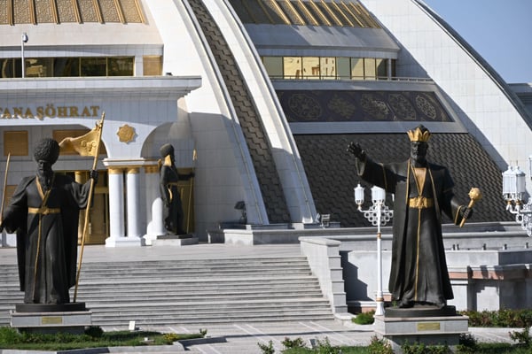 Turkmenistan, Ashgabad, Unabhängigkeitsdenkmal