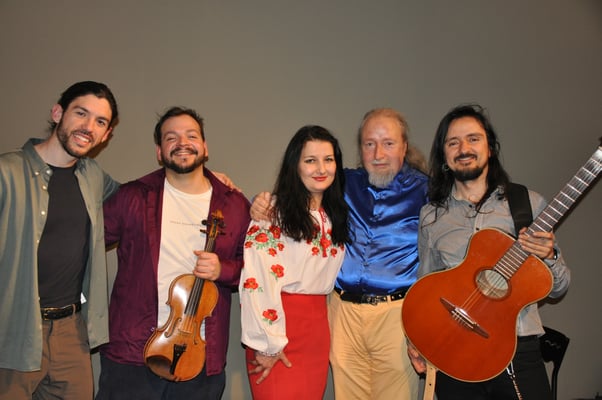 KuBe Konzert "Eine musikalische Reise durch Südamerika", 12.03.2023 im Raum für Musik, mit Javi Gonzales (Gesang), Juan Camilo Velasquez Bueno (Geige), Natalia Malkova (Gesang), Michael Britz (Veranstalter) und Juan Pablo Gonzales Tobon (Gitarre). 