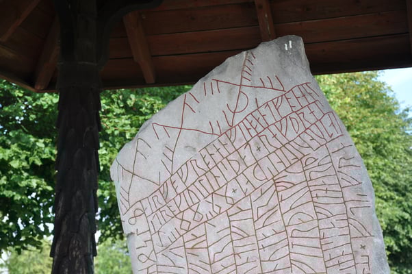 Schweden, Rök, Runenstein mit 800 Zeichen