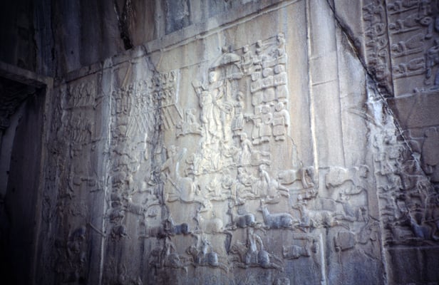Iran, Taq-e-Bostan, "Bögen des Gartens", Felsgrotten mit Reliefs sassanidischer Herrscher