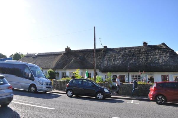 Irland, Adare mit strohgedeckten Häusern