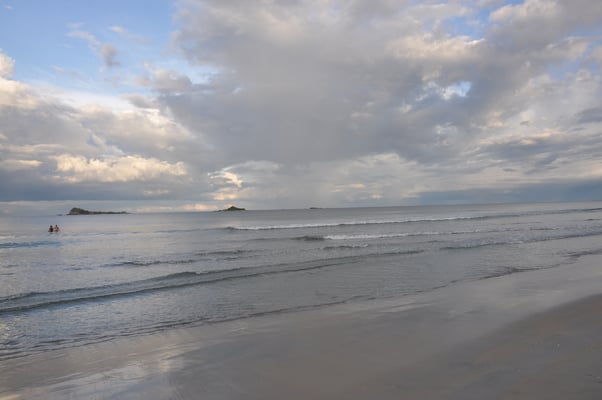 Sri Lanka, Trincomalee, Pigeon Island Resort, am Strand und Abendbuffet