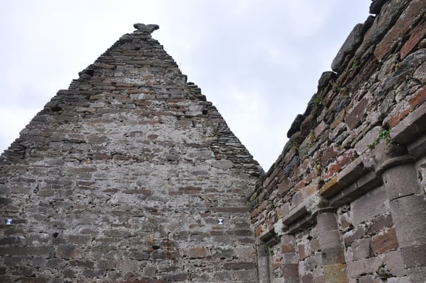 Irland, Halbinsel Dingle, Kirche von Kilmalkedar mit keltischen Oghamschriftstelen