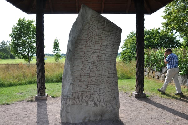 Schweden, Rök, Runenstein mit 800 Zeichen