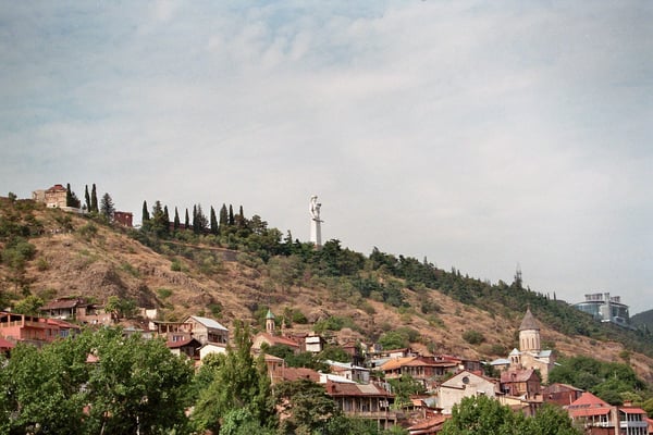Georgien, Tbilisi, im Hintergrund die Mutter Georgiens mit Schwert und Weinschale