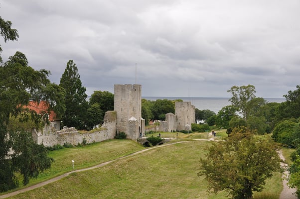 Schweden, Gotland, Visby mit Kathedrale und Stadtmauer