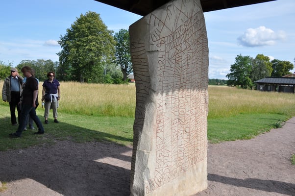 Schweden, Rök, Runenstein mit 800 Zeichen