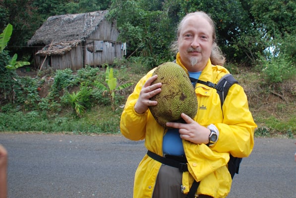 Madagaskar, Michael Britz mit Jackfrucht
