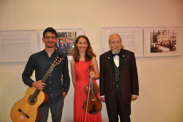 KuBe Konzert "Musik aus Spanien und Südamerika", 14.09.2024 in der Breite 63, Saarbrücken mit Tobias Juchem (Gitarre), Indre Zelenyte (Viola) und Michael Britz (Veranstalter).