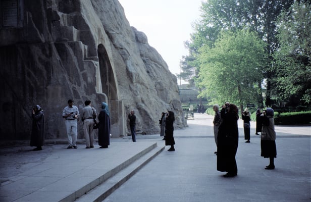 Iran, Taq-e-Bostan, "Bögen des Gartens", Felsgrotten mit Reliefs sassanidischer Herrscher