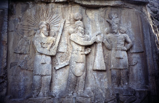 Iran, Taq-e-Bostan, "Bögen des Gartens", Felsgrotten mit Reliefs sassanidischer Herrscher