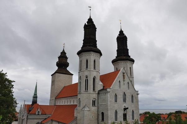 Schweden, Gotland, Visby mit Kathedrale und Stadtmauer