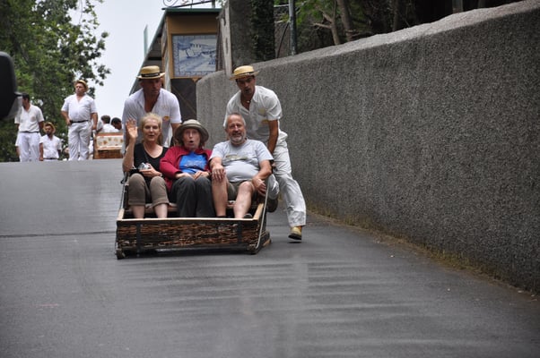 Madeira,  Igreja Matriz de Nossa Sennora do Monte , Korbschlittenfahrt