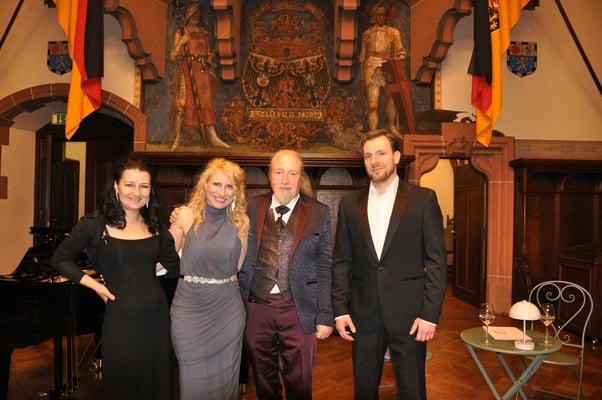 KuBe Konzert "Von der Oper möchte ich ein Lied singen", Natalia Malkova (Klavier), Victoria Kunze (Sopran), Michael Britz (Veranstalter) und Kai Preußker (Bariton), 16.02.2024, Rathausfestsaal Saarbrücken. 