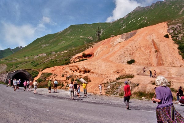 Georgien, Sinterterrassen mit Süßwasserquelle