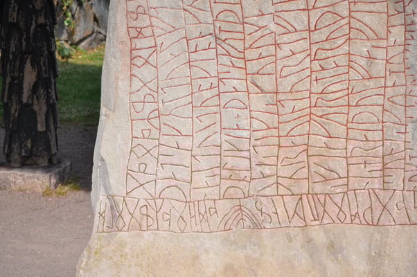 Schweden, Rök, Runenstein mit 800 Zeichen