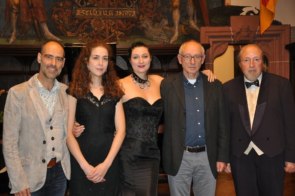 KuBe Konzert "Nichts hab ich gesucht als Dich", Rathausfestsaal Saarbrücken, 07.10.2022, von Links Dr. Marc Neufeld (Komponist), Nina Buchmann (Klavier), Ljiljana Winkler (Sopran), Dr. Alfred Walter (Psychoanalytiker) und Michael Britz (Veranstalter). 