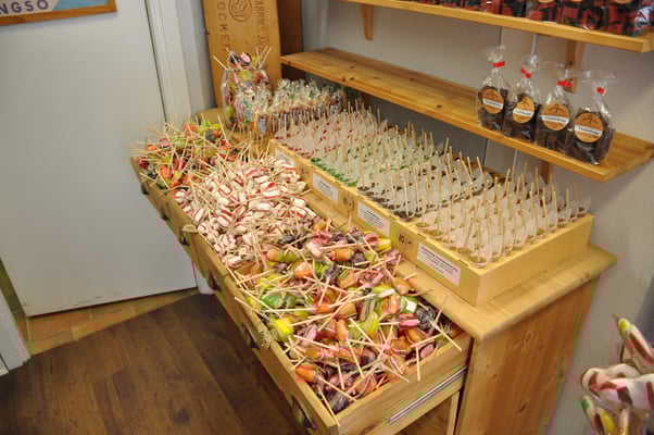 Schweden, Gränna, Erfindung der Zuckerstange durch Amalia Eriksson