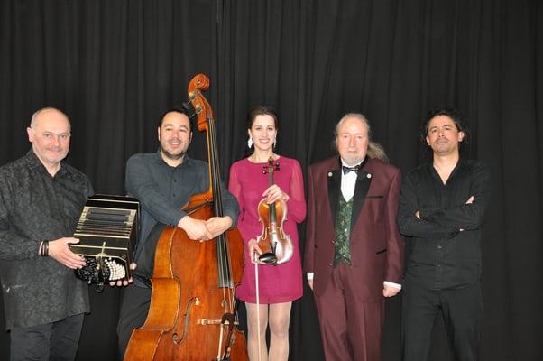 KuBe Konzert Destino Tango, am 22. April 2023 in der Breite 63, Saarbrücken mit Daniel Gruselle (Bandoneon), Pato Banda (Kontrabass), Christina-Anna Tsiakiris (Violine), Michael Britz (Veranstalter) und Gabriel Nuñez (Klavier).