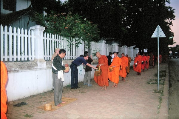 Laos, Luang Prabang, frühmorgens Prozession der Mönche 
